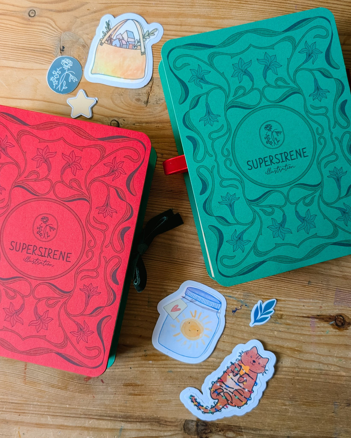 Calendriers de l'Avent en accordéon Supersirene, couvertures rouge et verte, avec autocollants