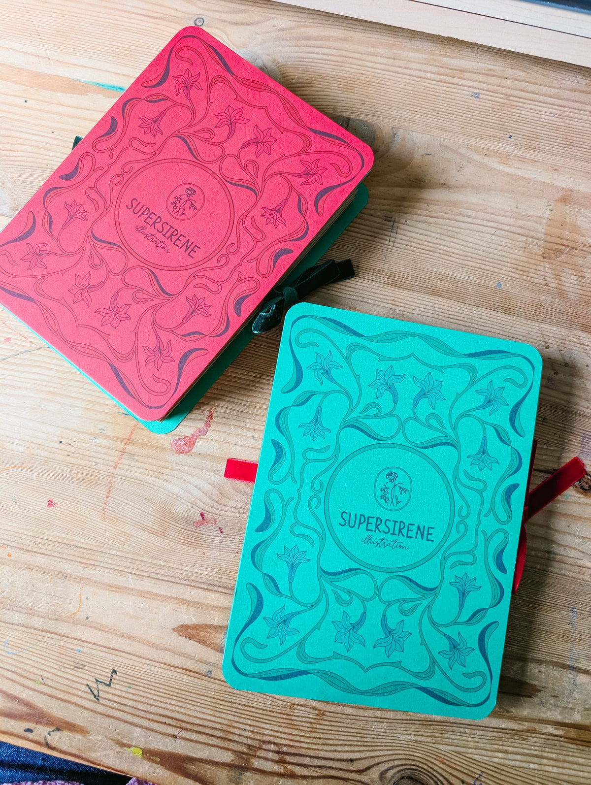 Couvertures illustrées rouge et verte des calendriers Supersirene