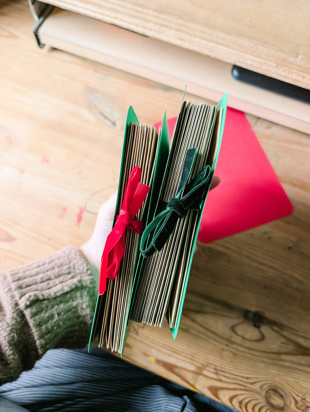 Tranche de deux calendriers en accordéon avec rubans rouge et vert